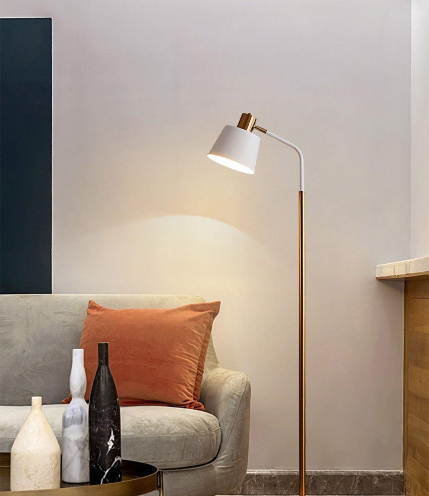 Stojací lampa Emmental — nastavitelný stínítko, štíhlý profil, černá základna