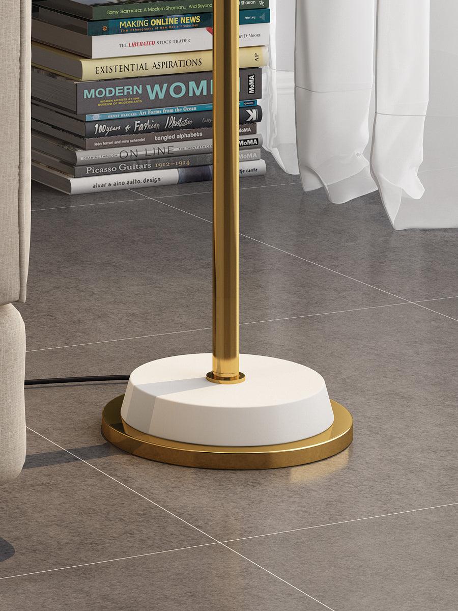 Stojací lampa Emmental — nastavitelný stínítko, štíhlý profil, černá základna