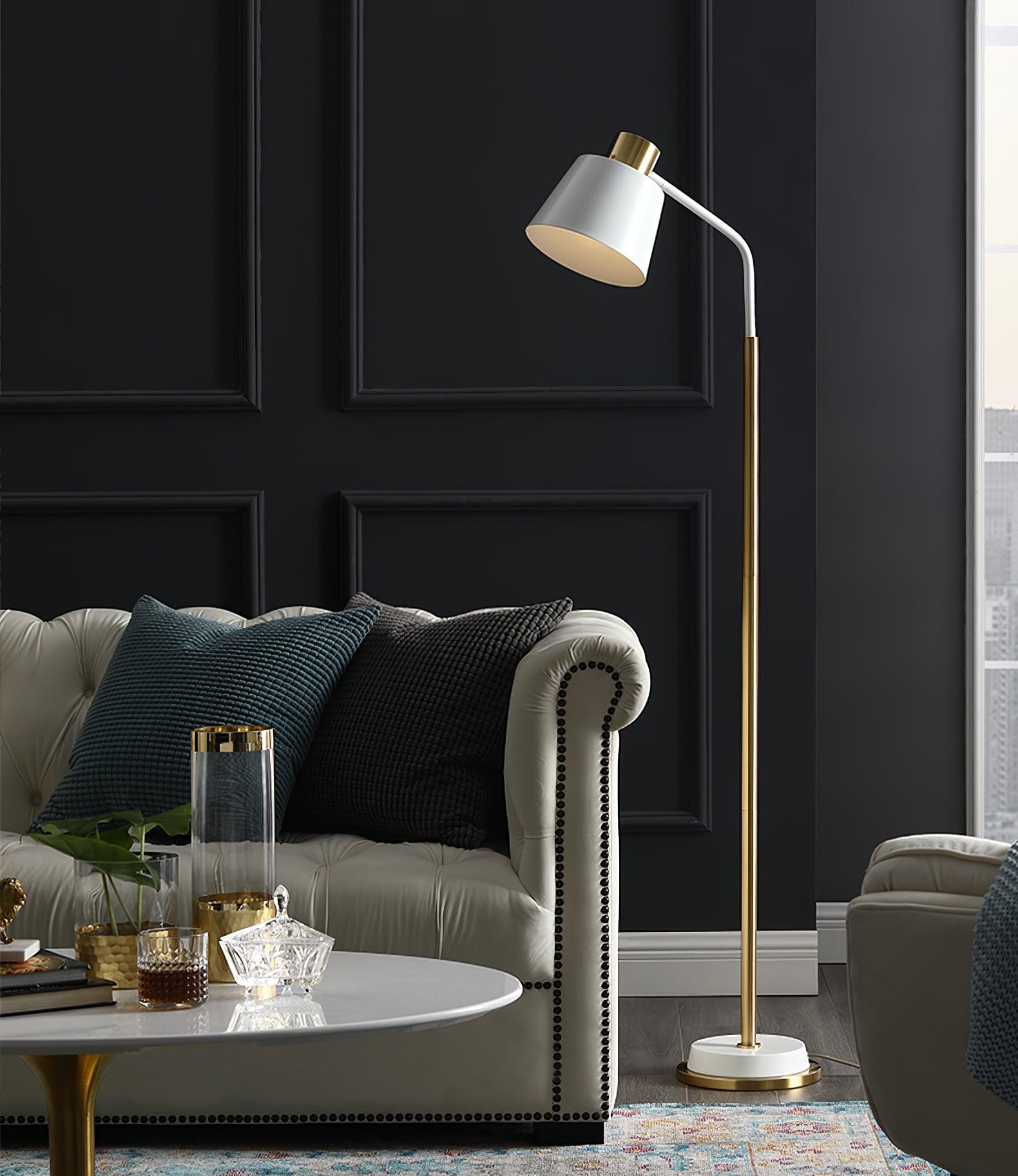 Stojací lampa Emmental — nastavitelný stínítko, štíhlý profil, černá základna