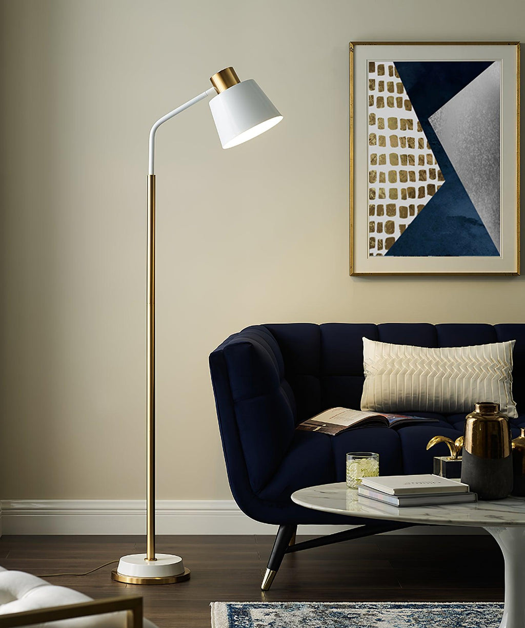 Stojací lampa Emmental — nastavitelný stínítko, štíhlý profil, černá základna