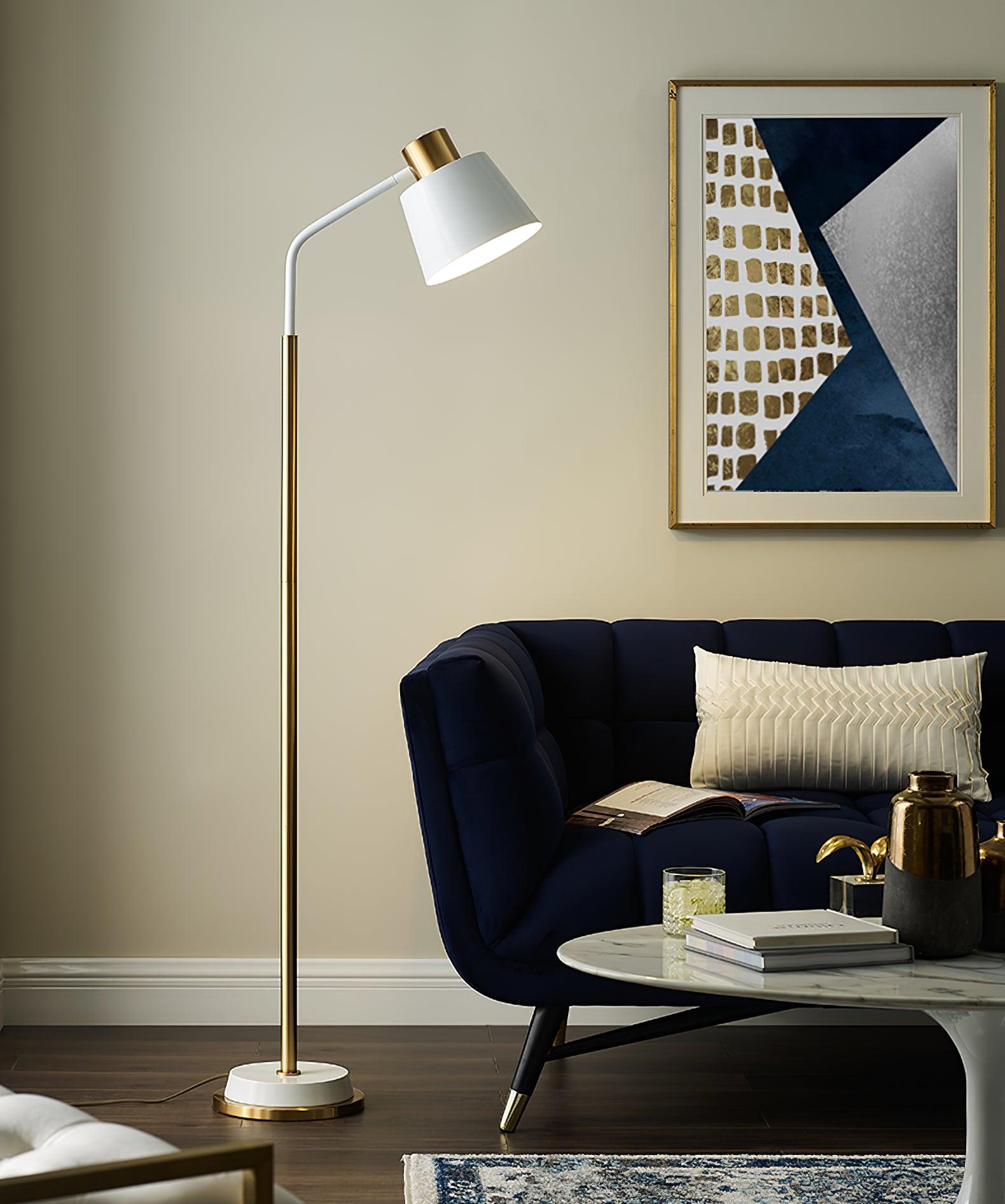 Stojací lampa Emmental — nastavitelný stínítko, štíhlý profil, černá základna