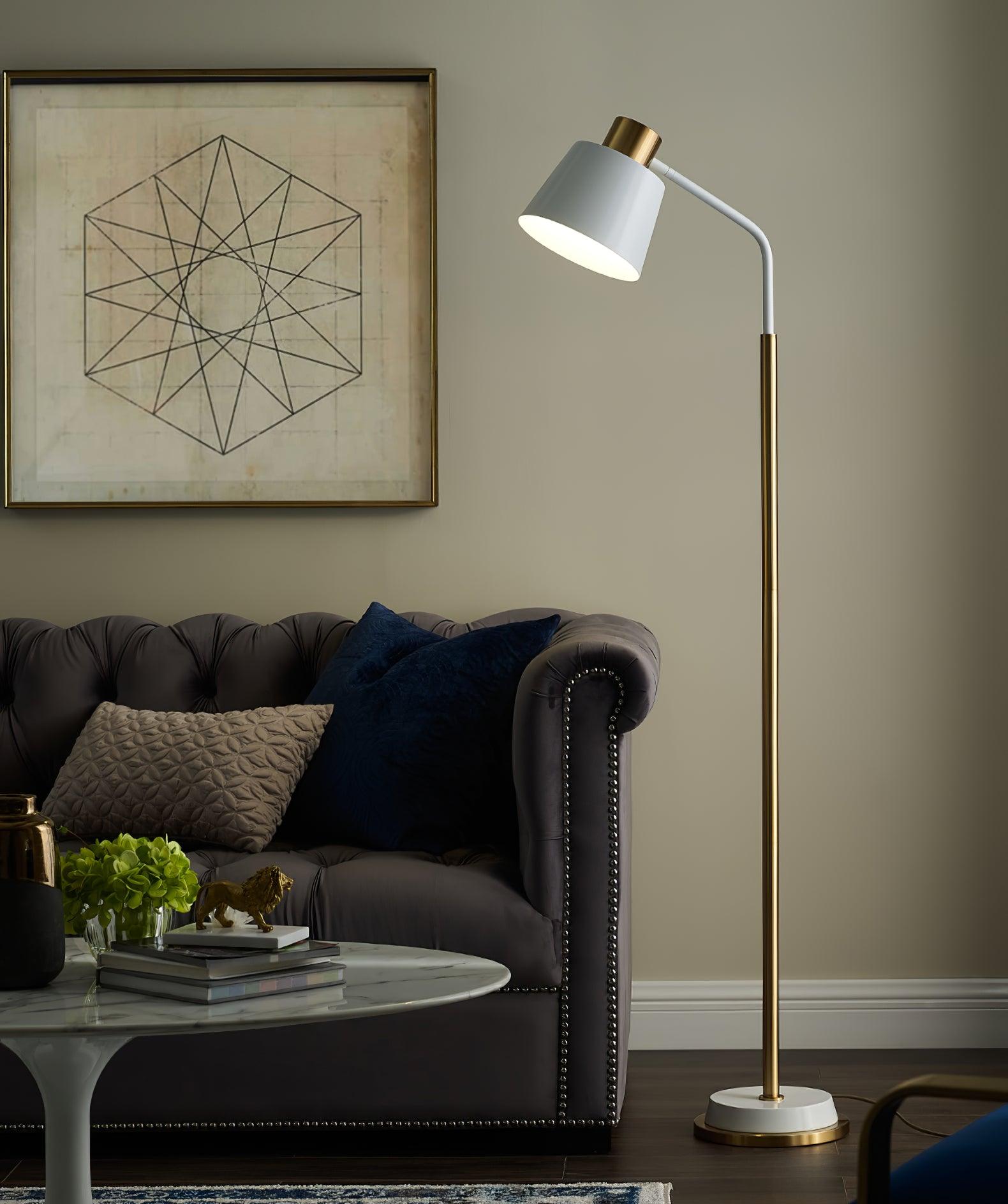 Stojací lampa Emmental — nastavitelný stínítko, štíhlý profil, černá základna