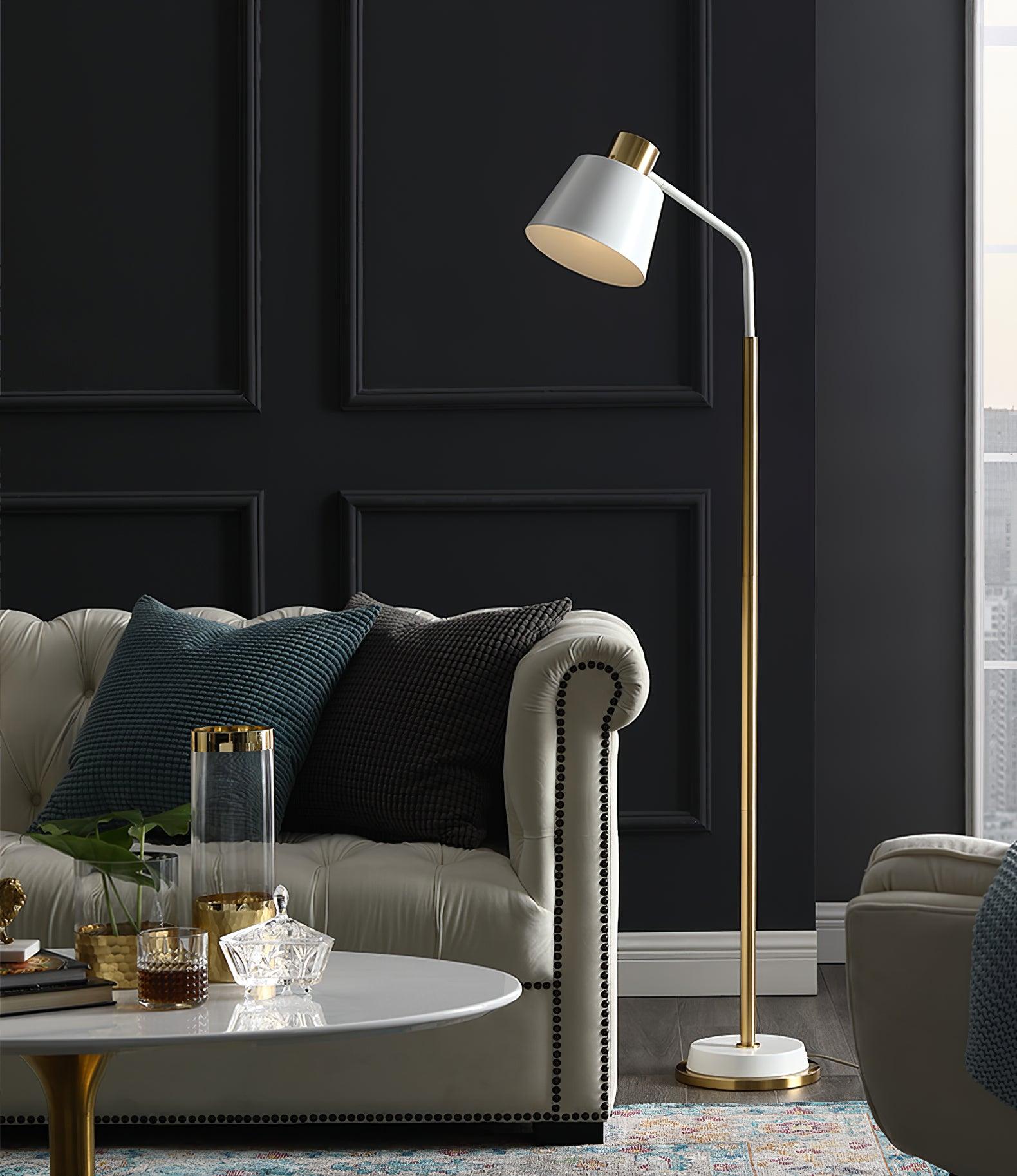 Stojací lampa Emmental — nastavitelný stínítko, štíhlý profil, černá základna