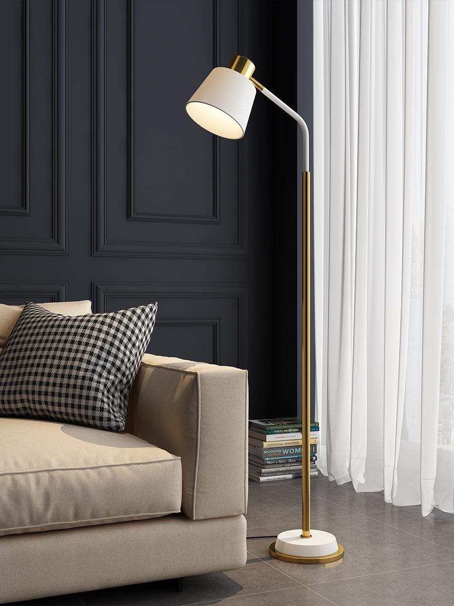 Stojací lampa Emmental — nastavitelný stínítko, štíhlý profil, černá základna