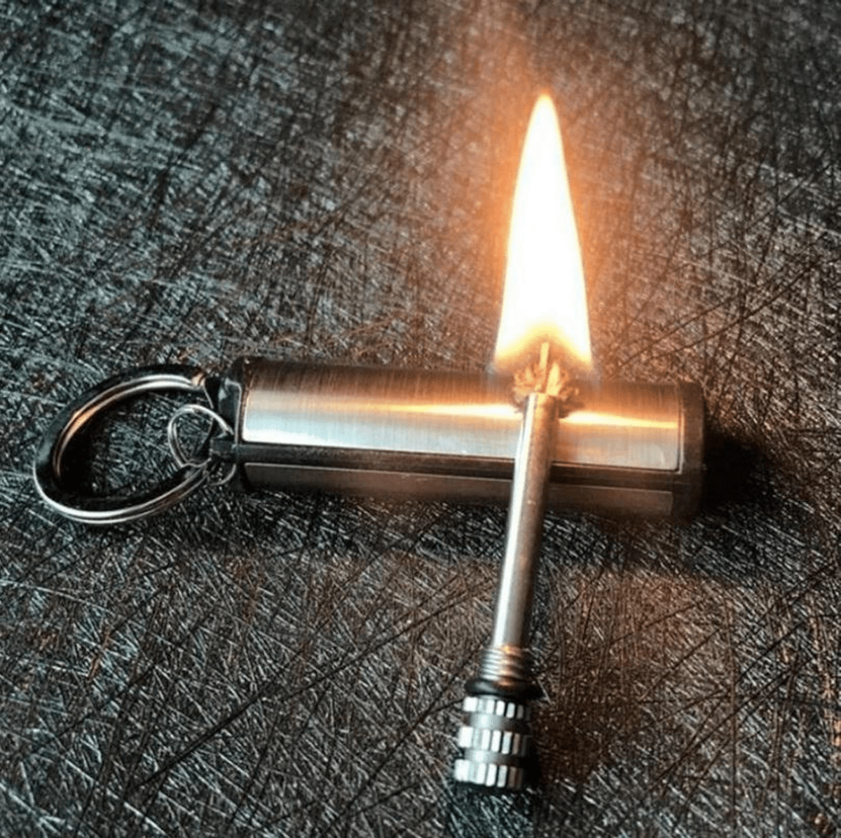 Accendifuoco FlareForge compatto, impermeabile e in metallo, per l'accensione all'aperto