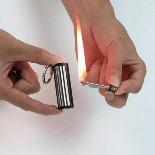 Accendifuoco FlareForge compatto, impermeabile e in metallo, per l'accensione all'aperto