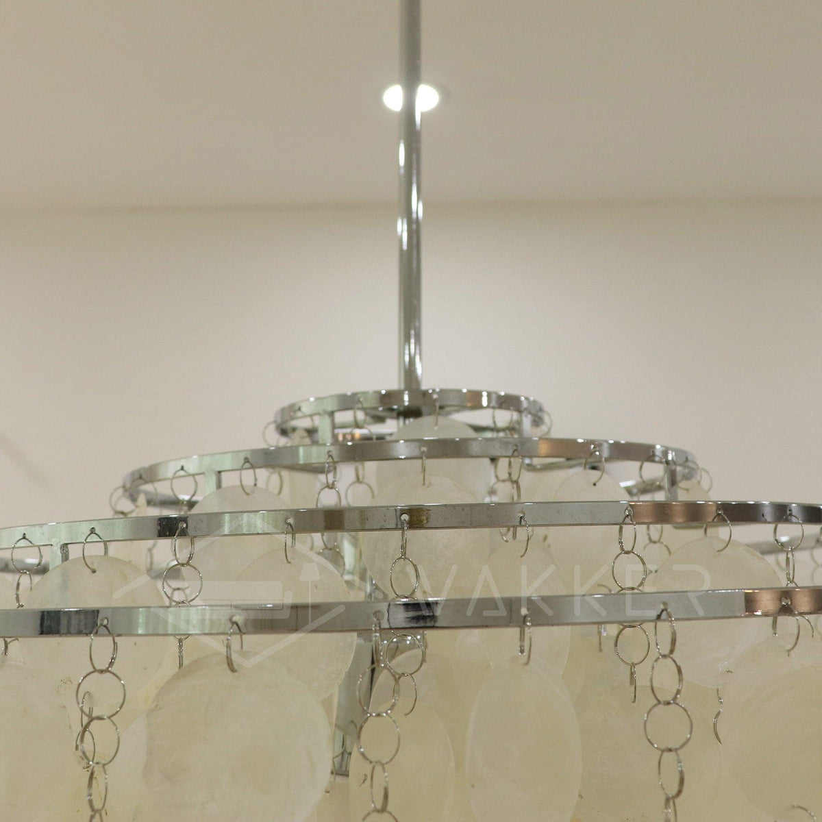 Kulatý lustr s více úrovněmi a skořepinami — design z průsvitných disků