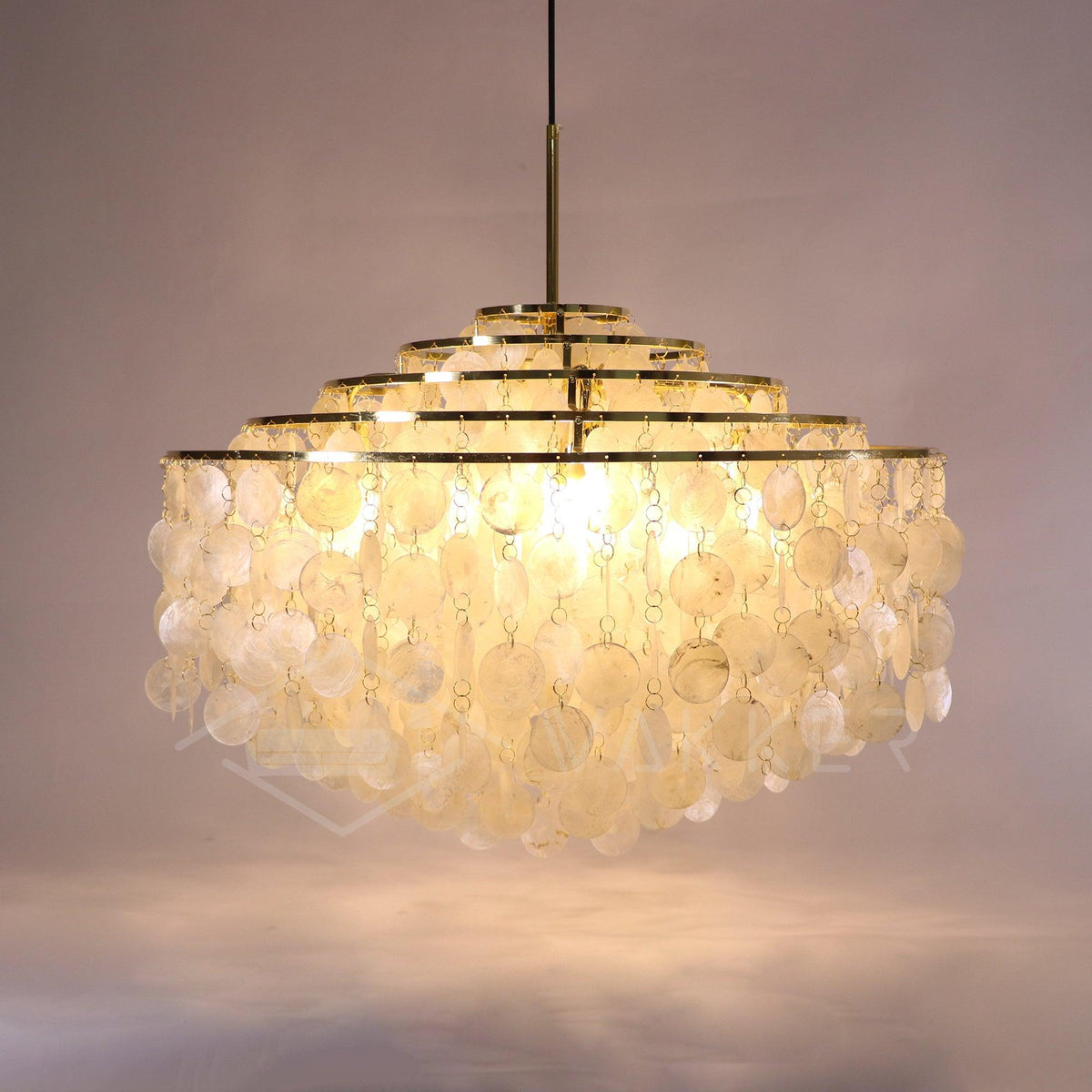 Kulatý lustr s více úrovněmi a skořepinami — design z průsvitných disků