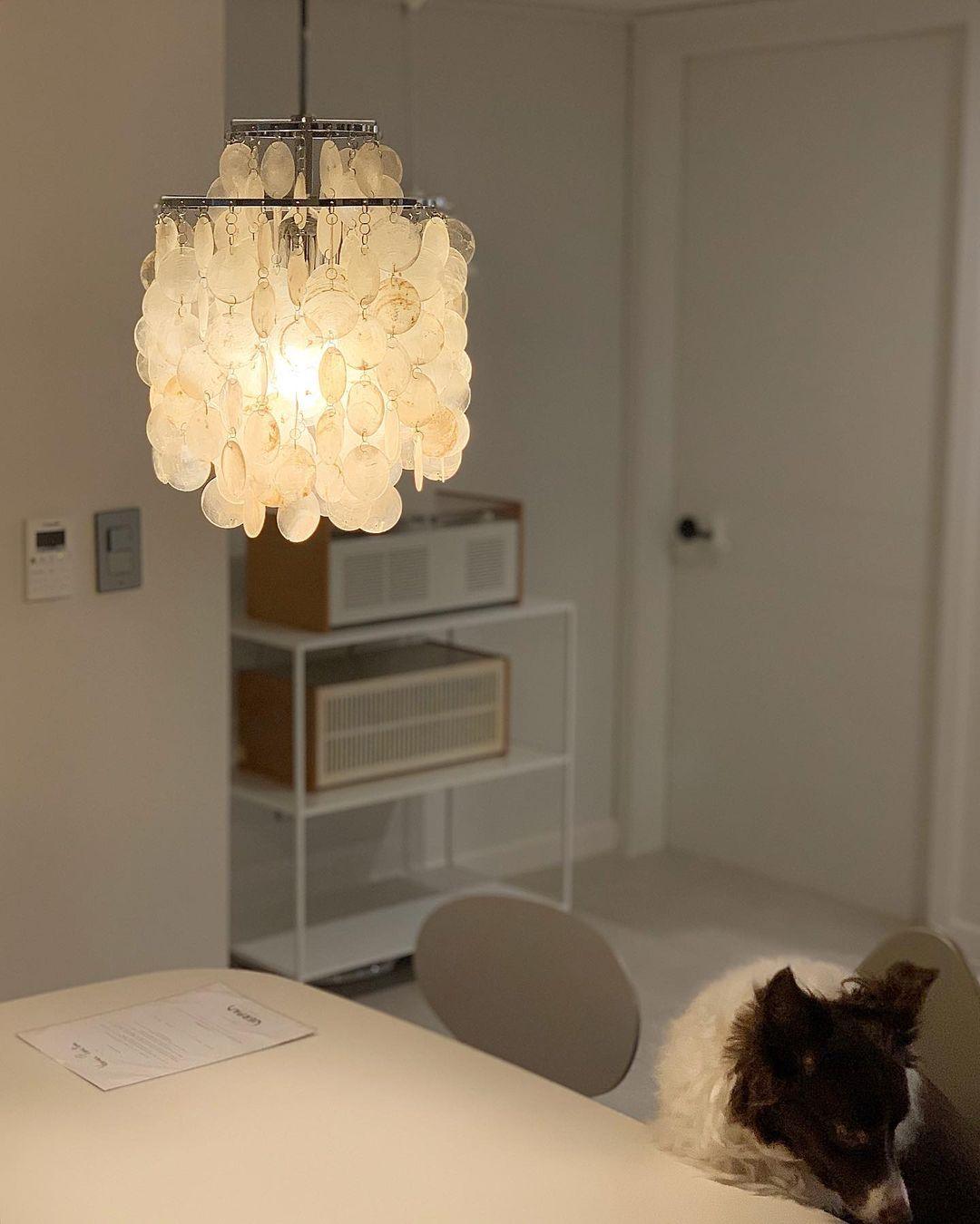 Kulatý lustr s více úrovněmi a skořepinami — design z průsvitných disků