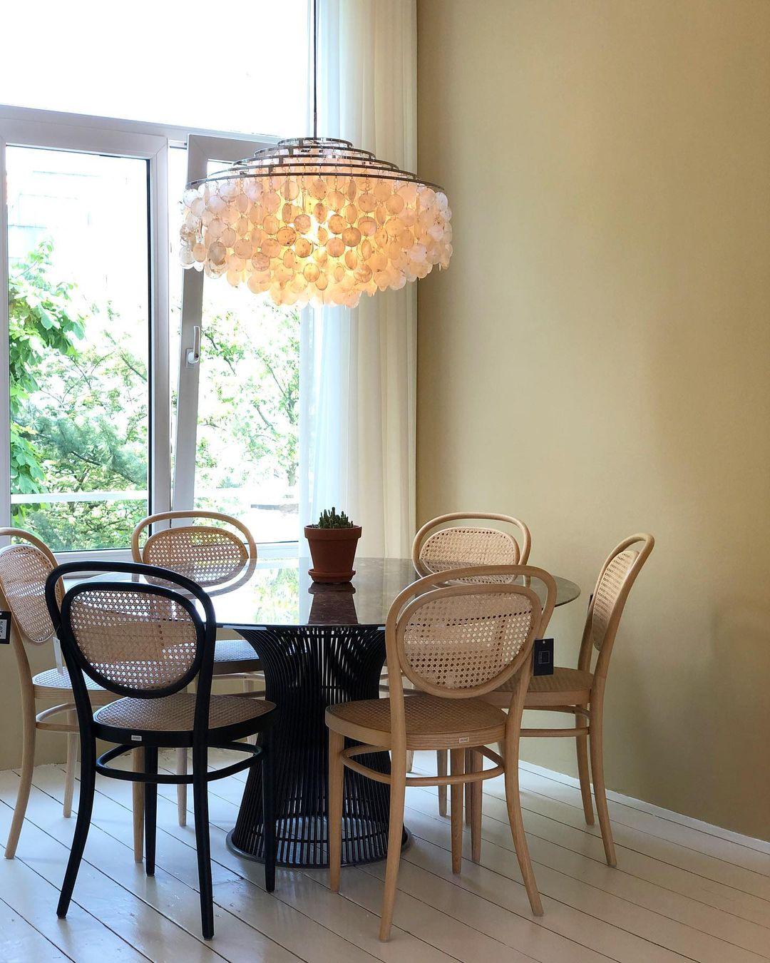 Kulatý lustr s více úrovněmi a skořepinami — design z průsvitných disků