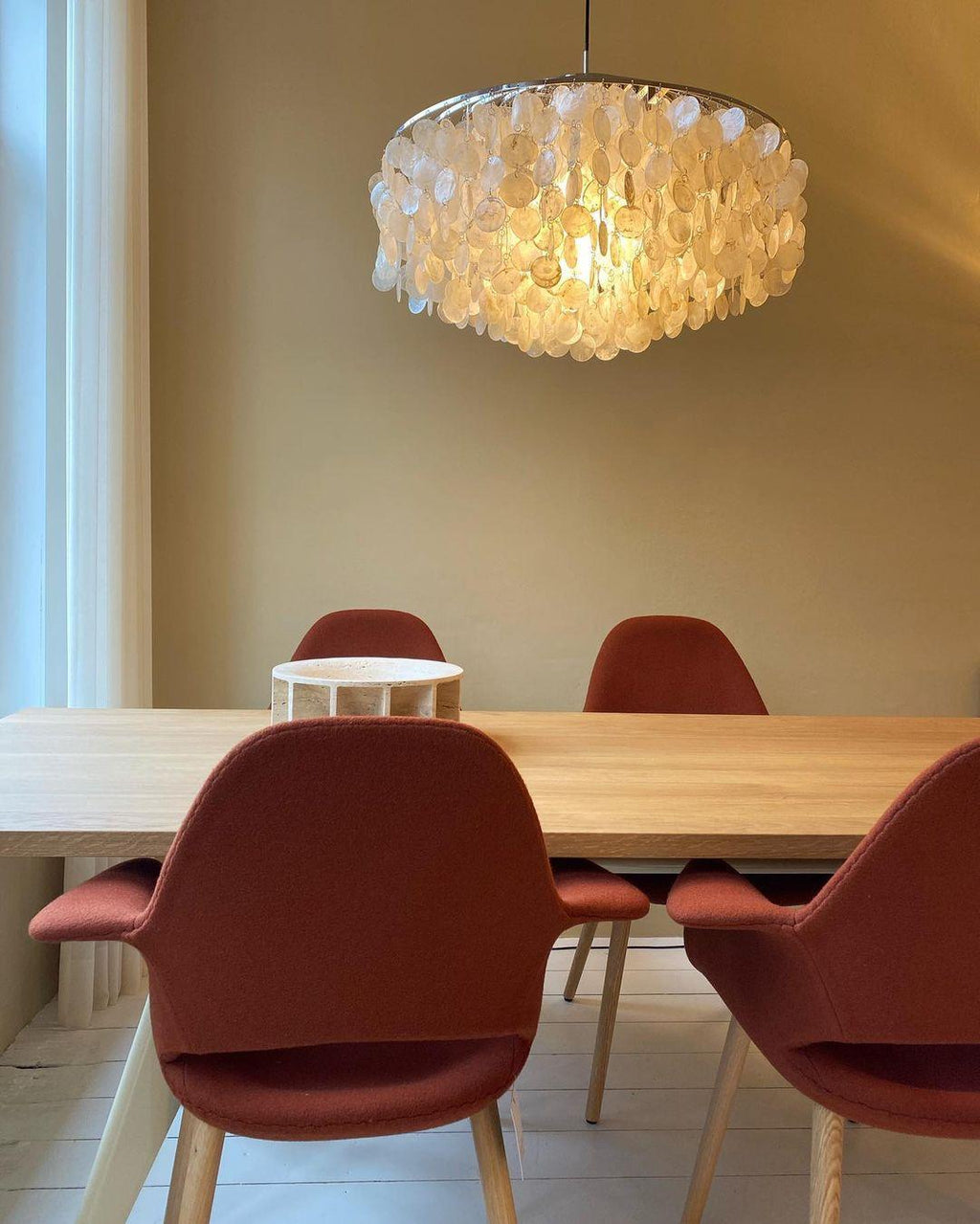 Kulatý lustr s více úrovněmi a skořepinami — design z průsvitných disků