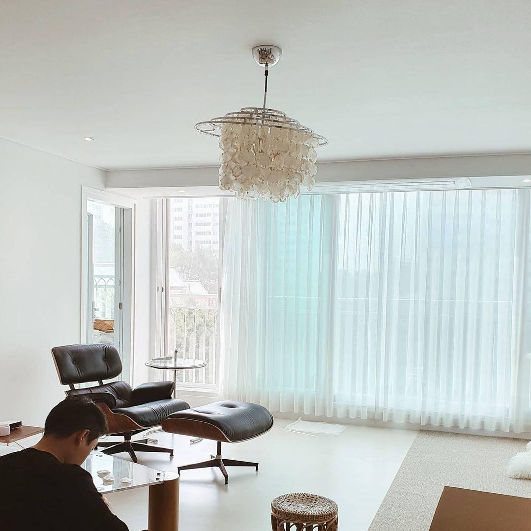 Kulatý lustr s více úrovněmi a skořepinami — design z průsvitných disků