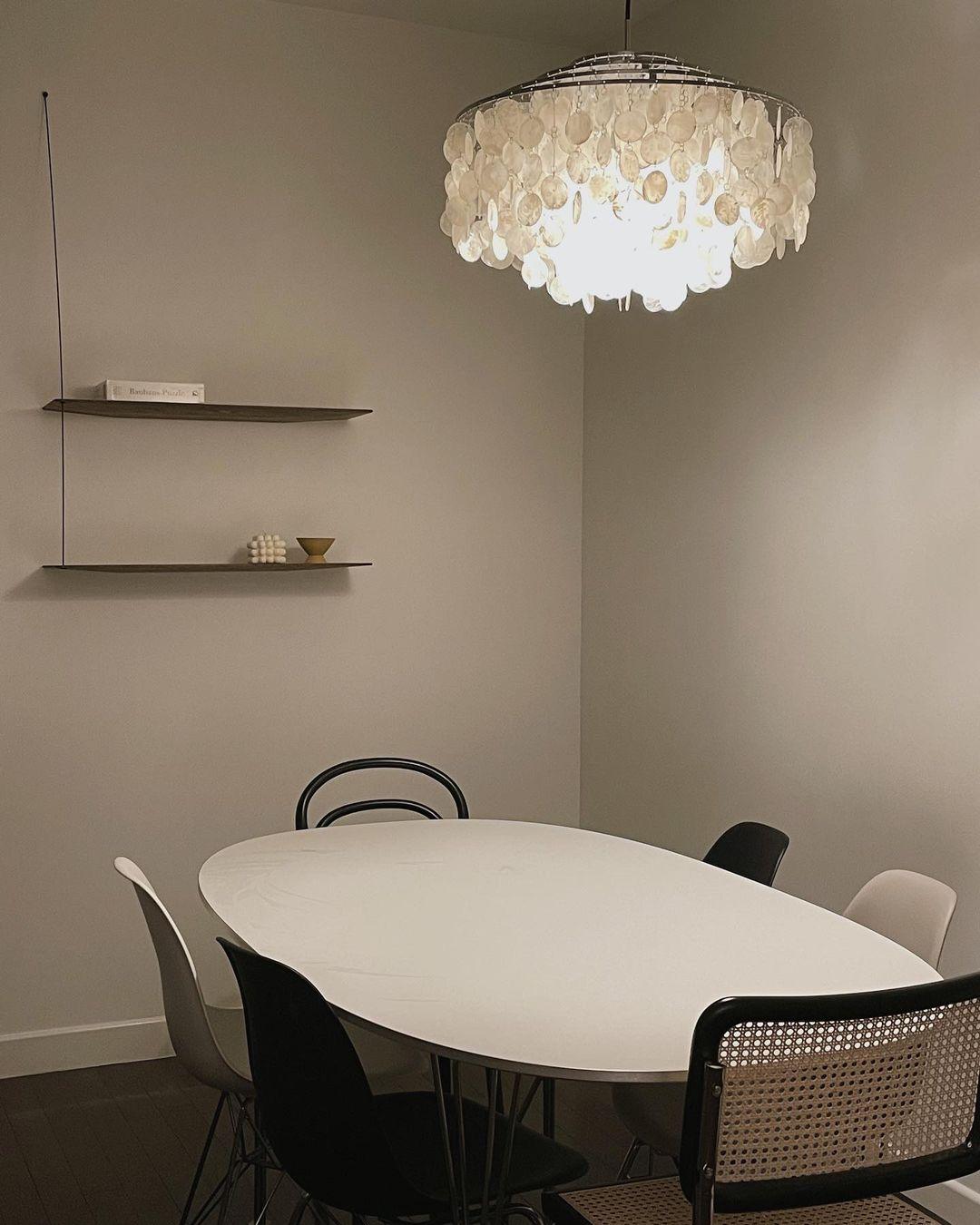 Kulatý lustr s více úrovněmi a skořepinami — design z průsvitných disků
