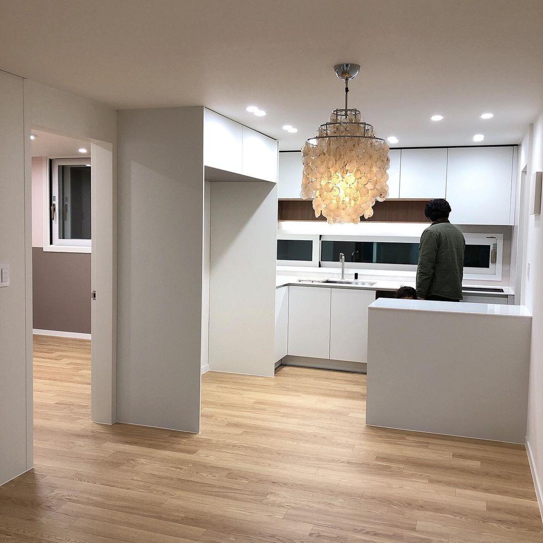 Kulatý lustr s více úrovněmi a skořepinami — design z průsvitných disků