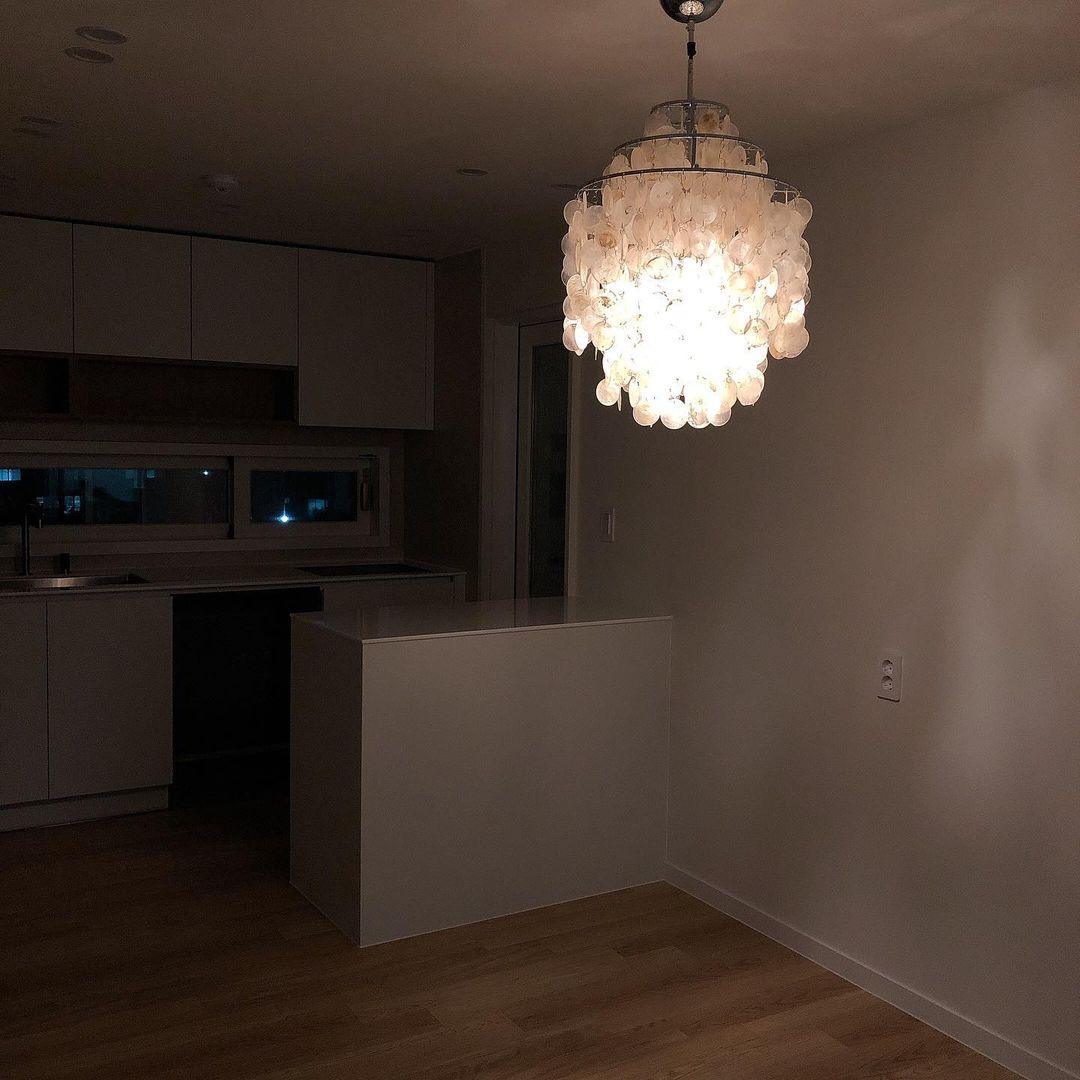 Kulatý lustr s více úrovněmi a skořepinami — design z průsvitných disků