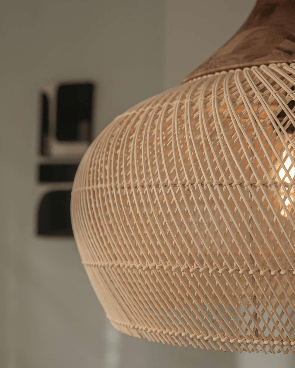 מנורת תלייה גדולה מבד ראטן עם גימור עץ של לבנה