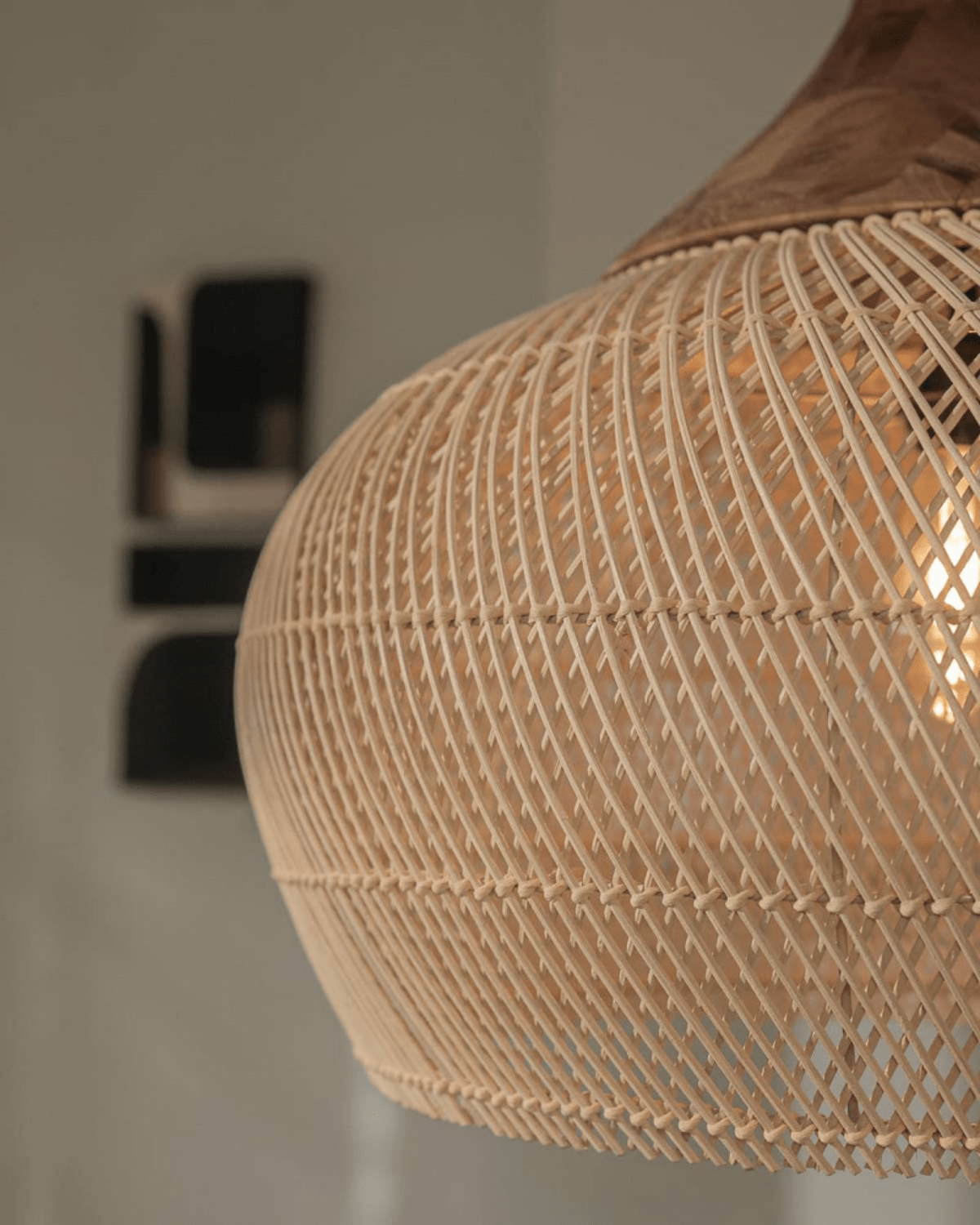 מנורת תלייה גדולה מבד ראטן עם גימור עץ של לבנה