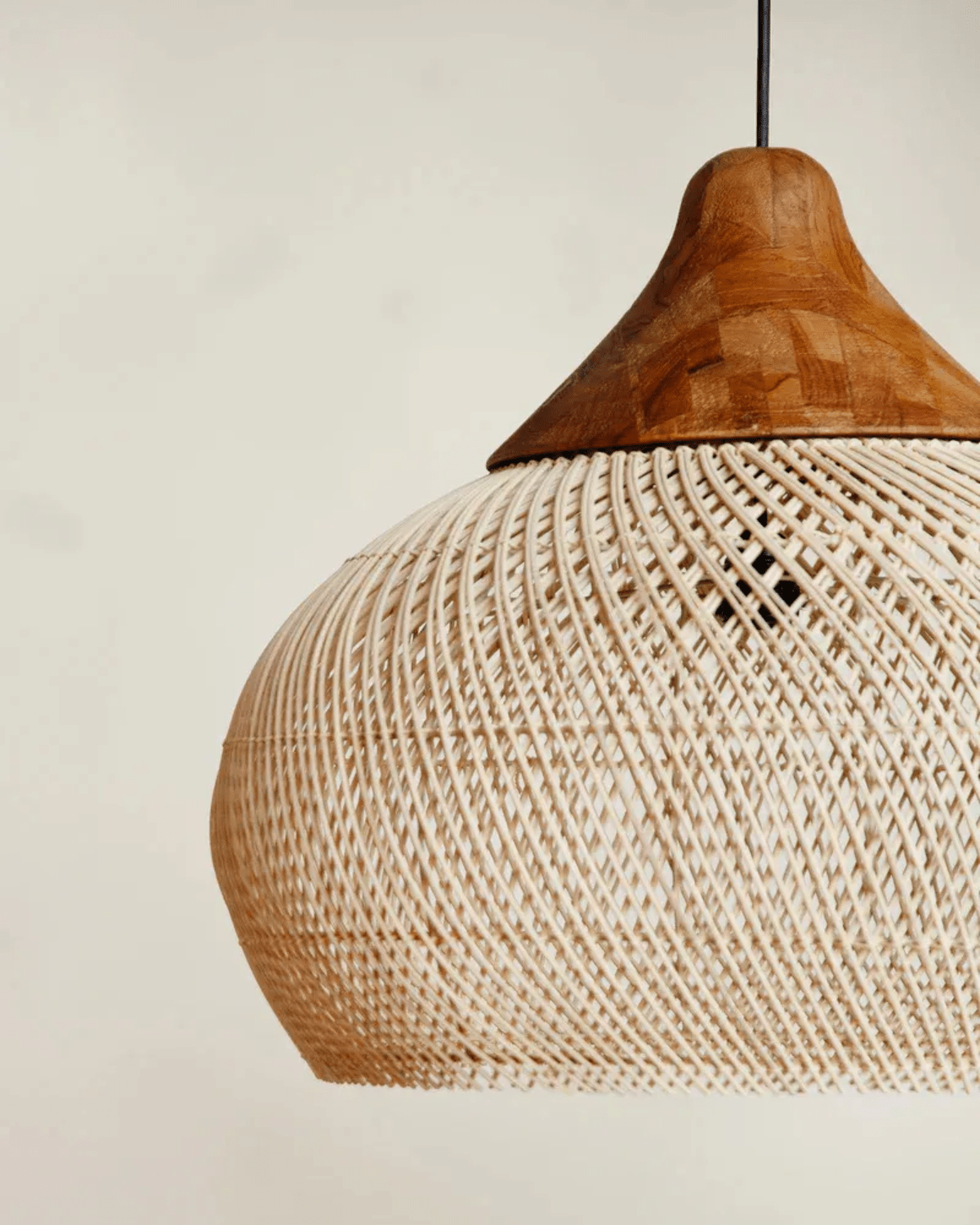 מנורת תלייה גדולה מבד ראטן עם גימור עץ של לבנה