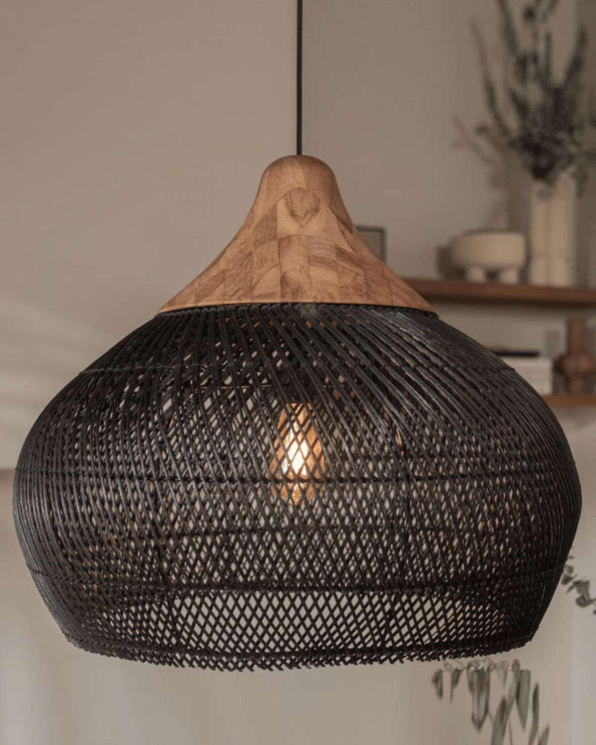 מנורת תלייה גדולה מבד ראטן עם גימור עץ של לבנה