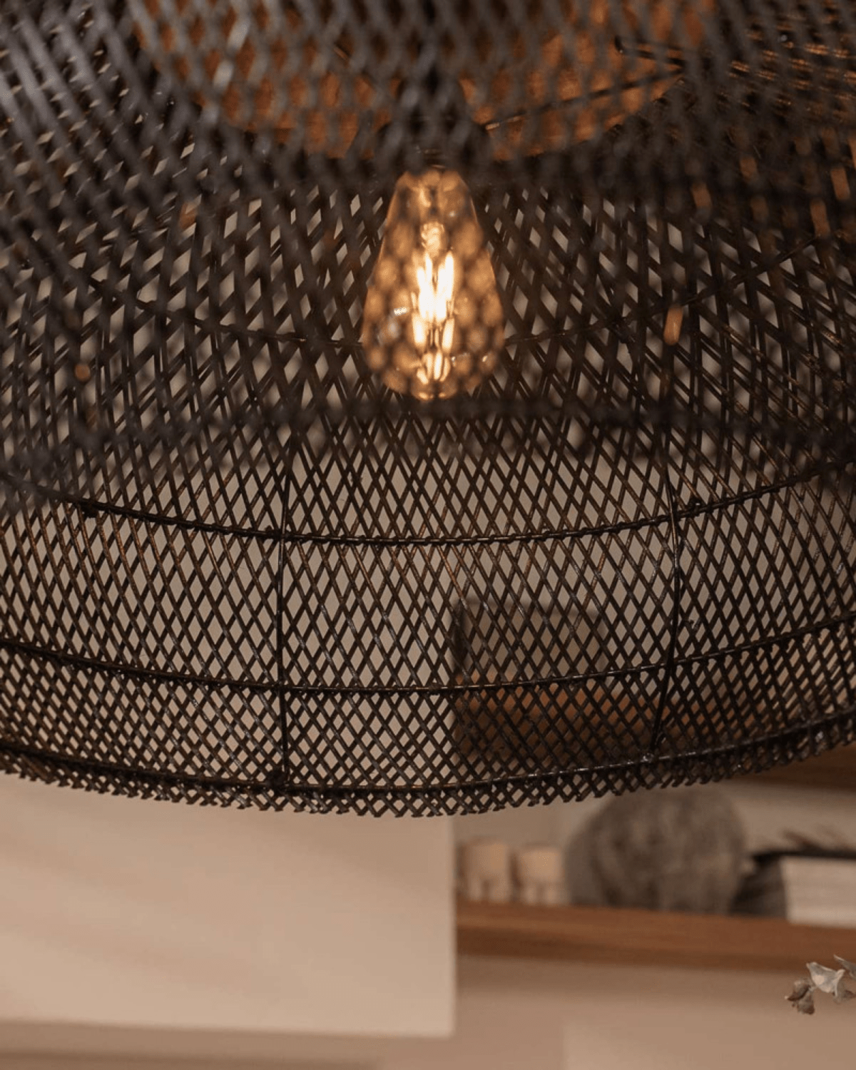 מנורת תלייה גדולה מבד ראטן עם גימור עץ של לבנה