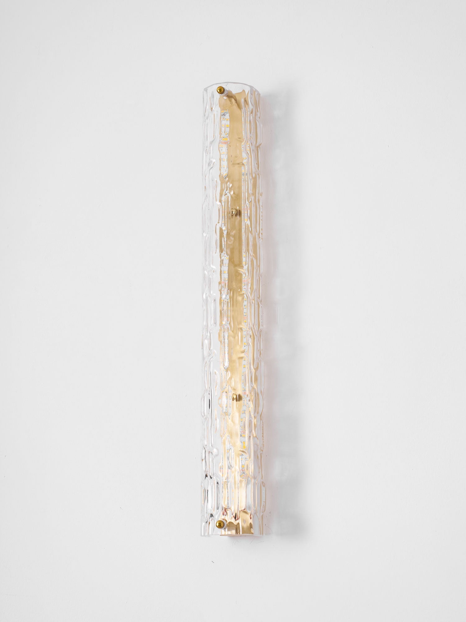 شمعدان مزخرف بفن راقٍ ملمسي