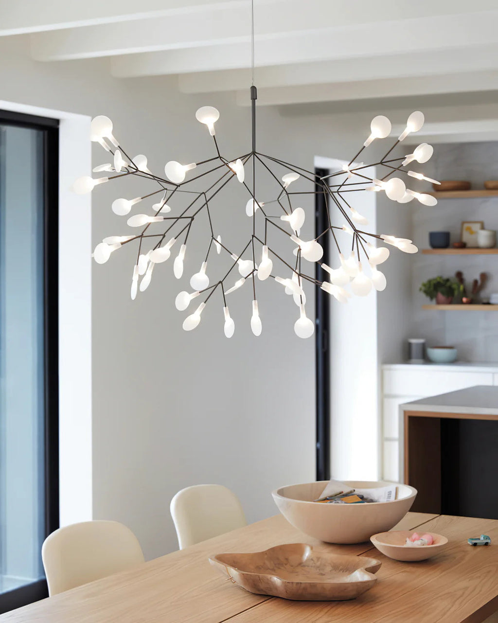 Současný stropní lustr Firefly — minimalistický design