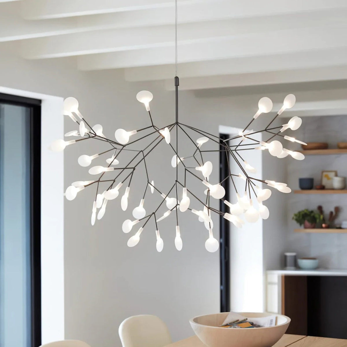 Současný stropní lustr Firefly — minimalistický design
