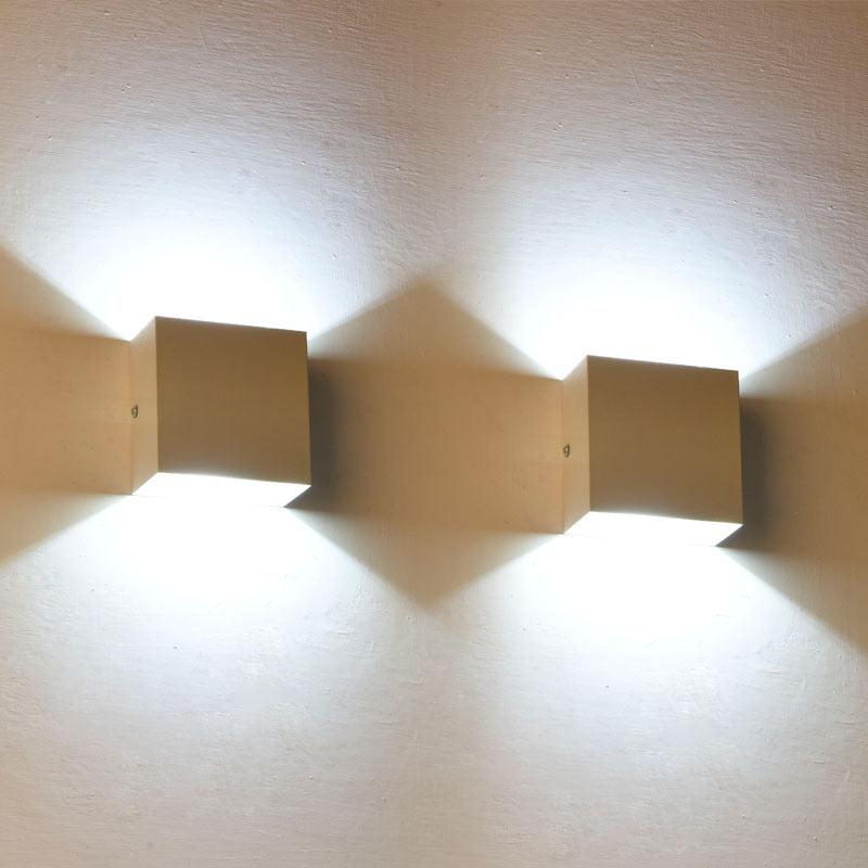 Sześcienna zewnętrzna lampa ścienna LED z metalu — regulowane światło góra/dół, IP65