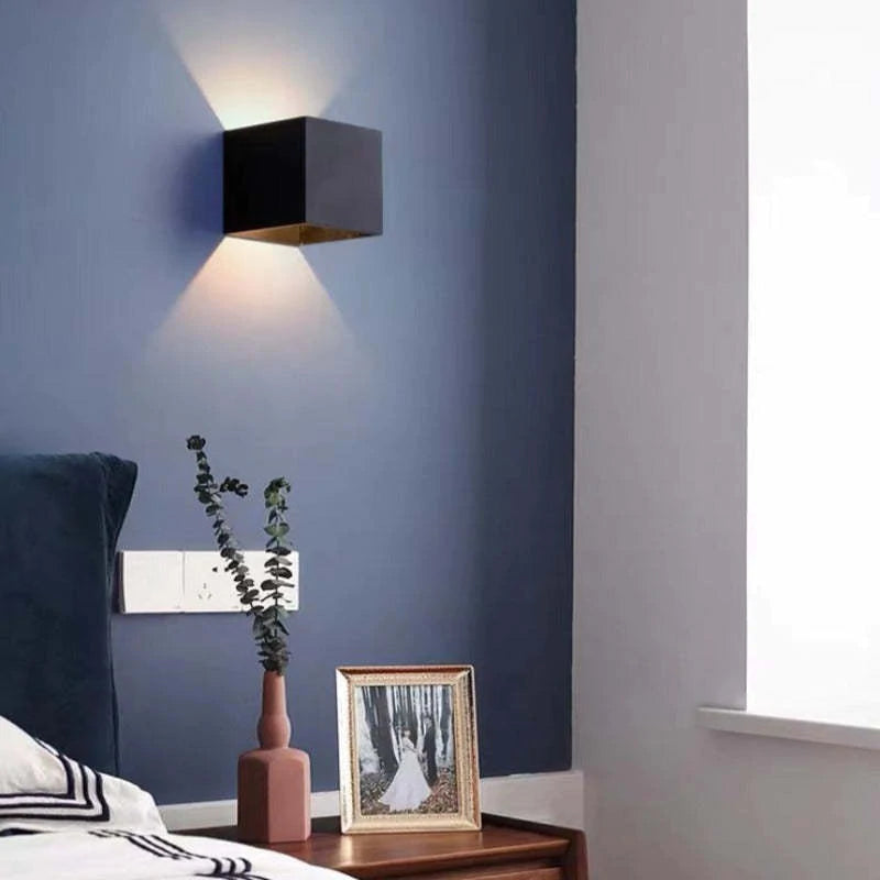 Sześcienna zewnętrzna lampa ścienna LED z metalu — regulowane światło góra/dół, IP65