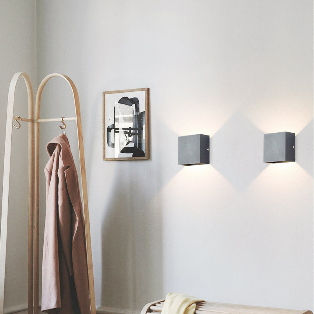 Sześcienna zewnętrzna lampa ścienna LED z metalu — regulowane światło góra/dół, IP65