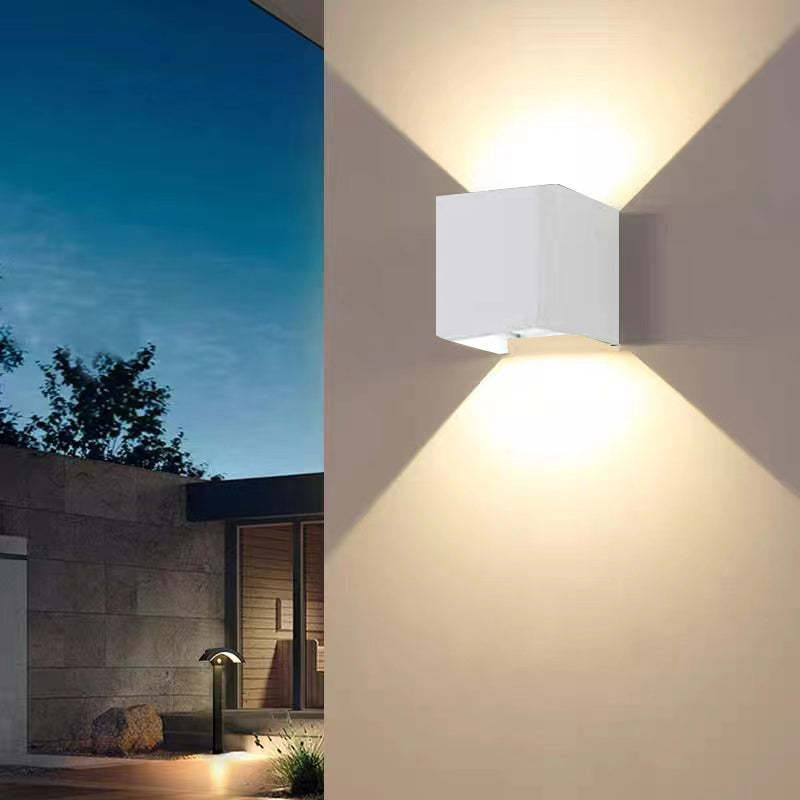 Sześcienna zewnętrzna lampa ścienna LED z metalu — regulowane światło góra/dół, IP65