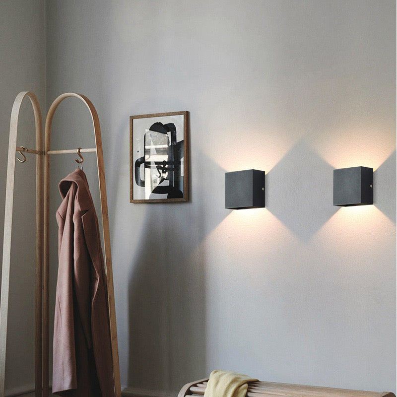 Sześcienna zewnętrzna lampa ścienna LED z metalu — regulowane światło góra/dół, IP65