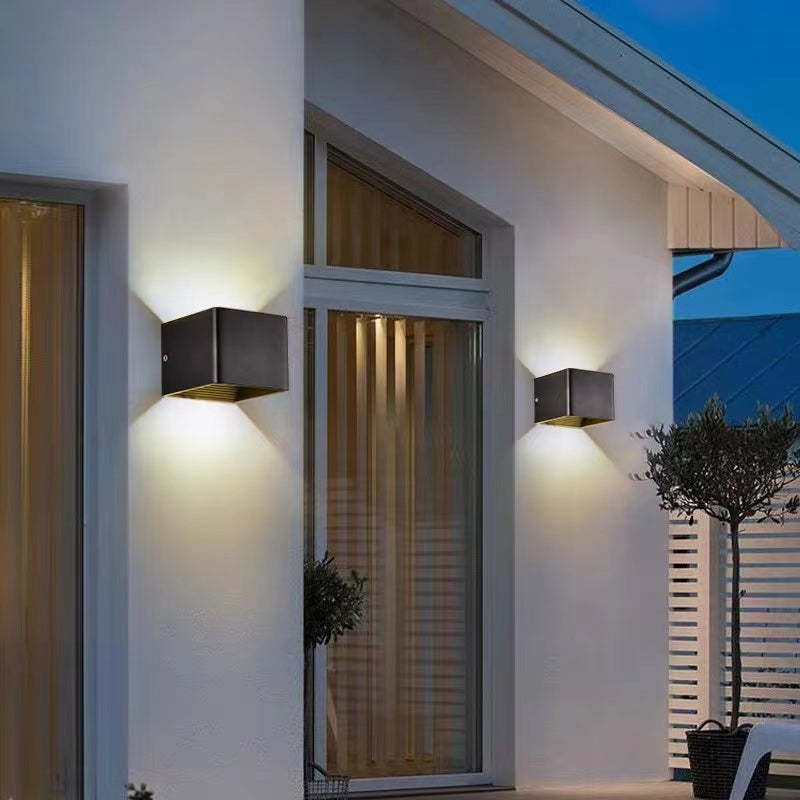 Sześcienna zewnętrzna lampa ścienna LED z metalu — regulowane światło góra/dół, IP65