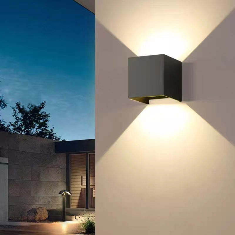 Sześcienna zewnętrzna lampa ścienna LED z metalu — regulowane światło góra/dół, IP65