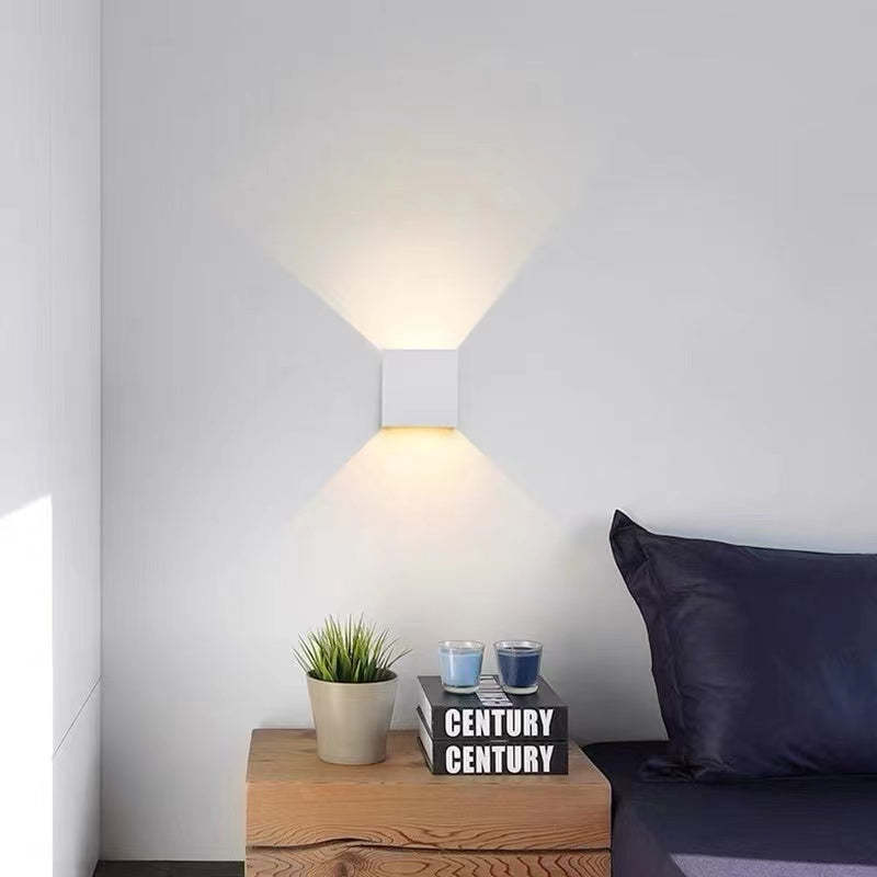Sześcienna zewnętrzna lampa ścienna LED z metalu — regulowane światło góra/dół, IP65