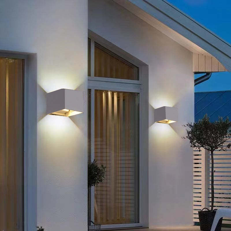 Sześcienna zewnętrzna lampa ścienna LED z metalu — regulowane światło góra/dół, IP65