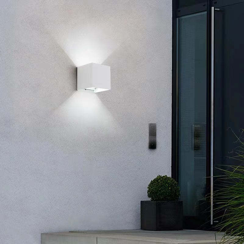 Sześcienna zewnętrzna lampa ścienna LED z metalu — regulowane światło góra/dół, IP65