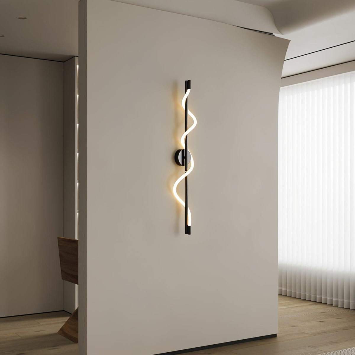 Fidora skulptural vägglampa — integrerad LED-armatur, mässingsram, silikondetalj