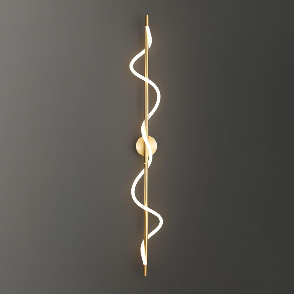 Fidora skulptural vägglampa — integrerad LED-armatur, mässingsram, silikondetalj