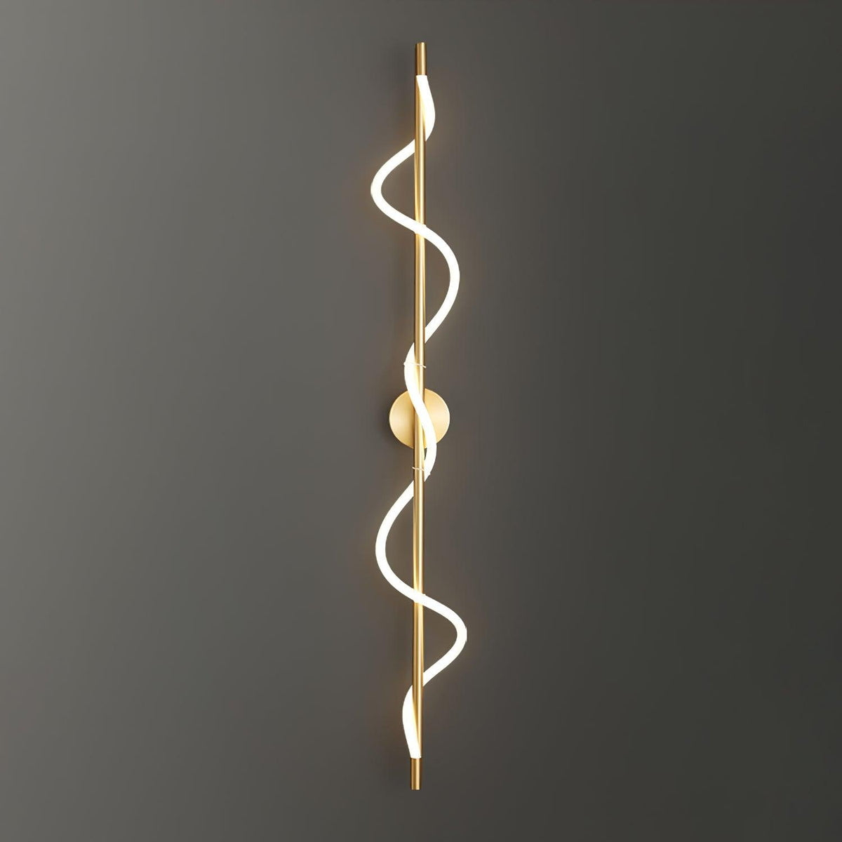 Fidora skulptural vägglampa — integrerad LED-armatur, mässingsram, silikondetalj
