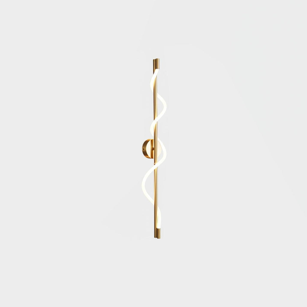 Fidora skulptural vägglampa — integrerad LED-armatur, mässingsram, silikondetalj