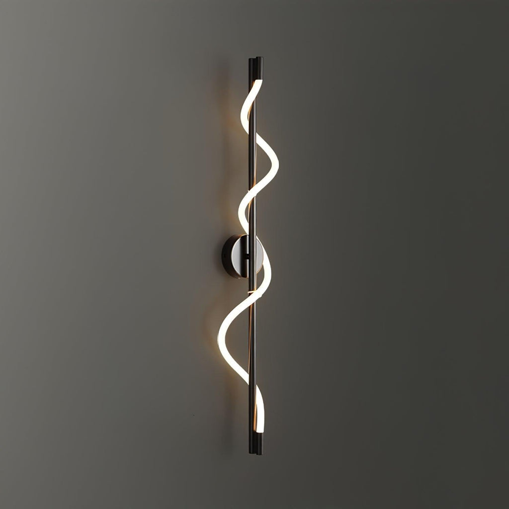 Fidora skulptural vägglampa — integrerad LED-armatur, mässingsram, silikondetalj