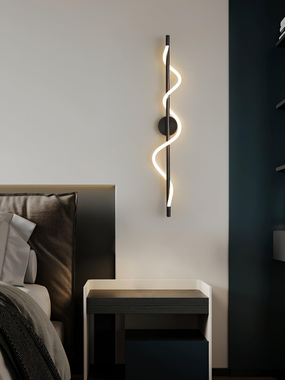 Fidora skulptural vägglampa — integrerad LED-armatur, mässingsram, silikondetalj