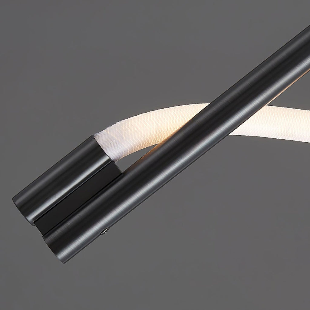 Fidora skulptural vägglampa — integrerad LED-armatur, mässingsram, silikondetalj