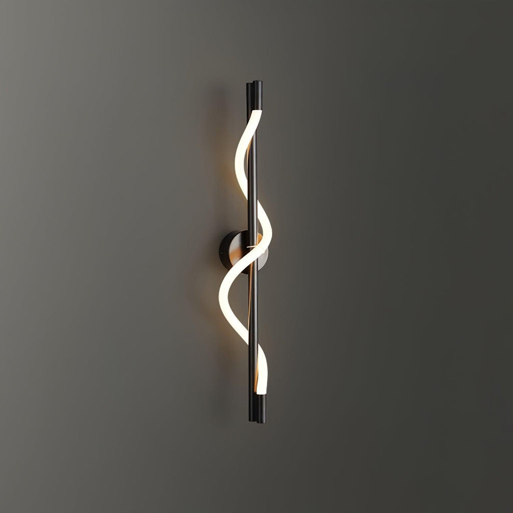 Fidora skulptural vägglampa — integrerad LED-armatur, mässingsram, silikondetalj