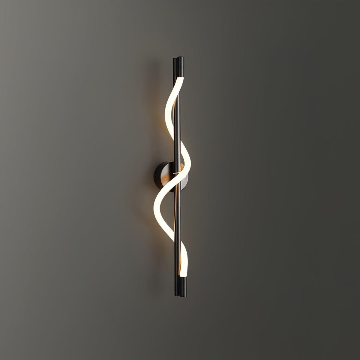 Fidora skulptural vägglampa — integrerad LED-armatur, mässingsram, silikondetalj