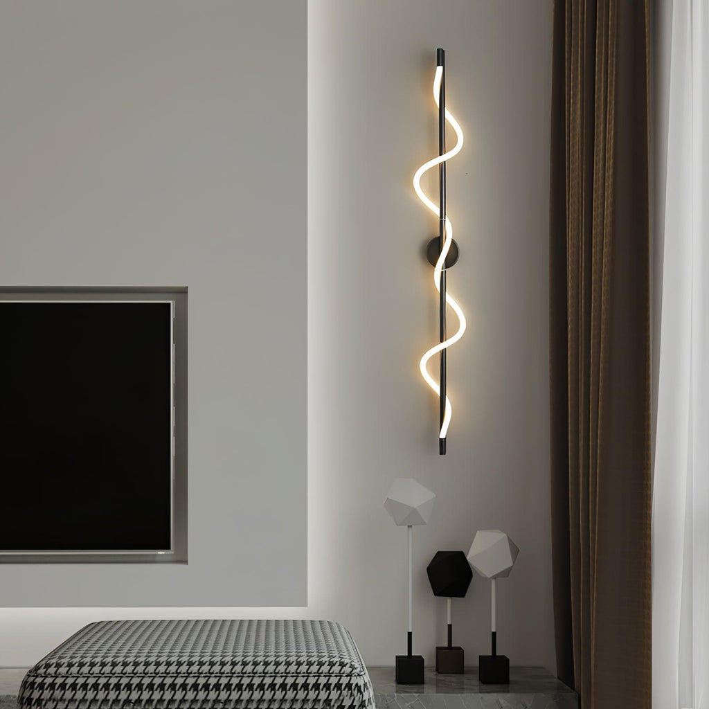 Fidora skulptural vägglampa — integrerad LED-armatur, mässingsram, silikondetalj