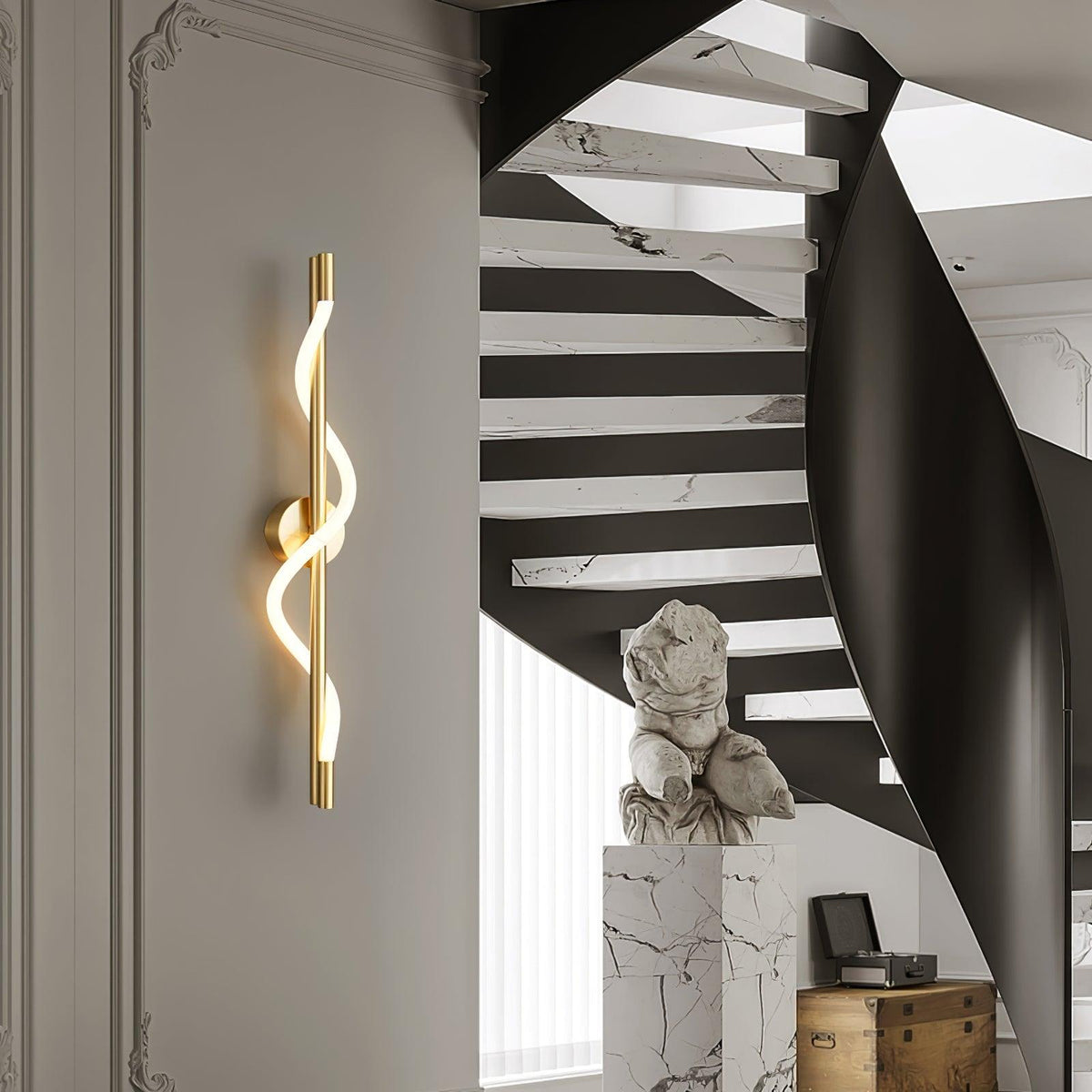 Fidora skulptural vägglampa — integrerad LED-armatur, mässingsram, silikondetalj
