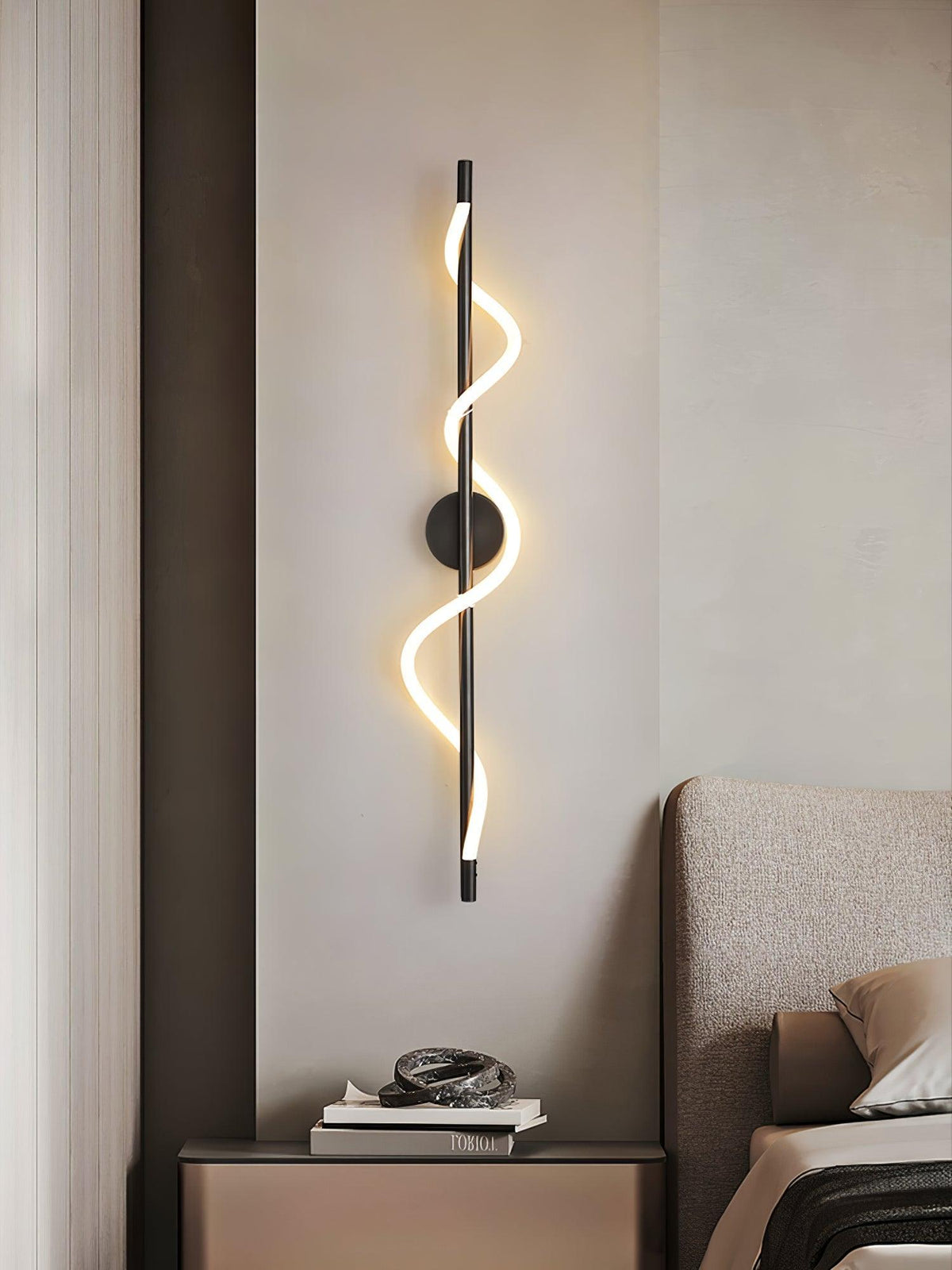 Fidora skulptural vägglampa — integrerad LED-armatur, mässingsram, silikondetalj