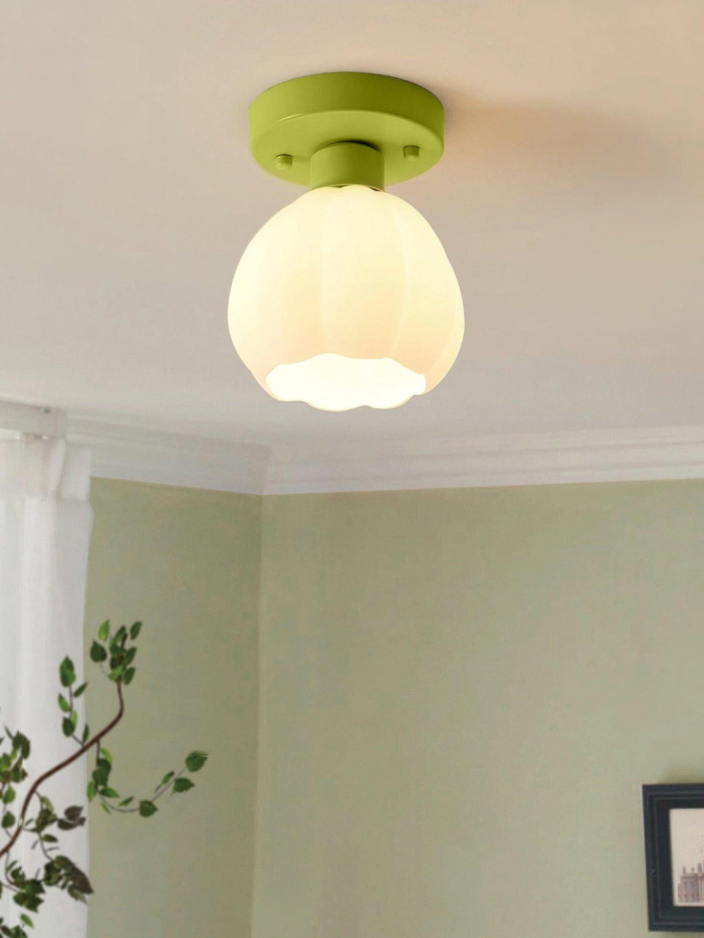 Półprzylegająca lampa sufitowa — kwiatowy klosz